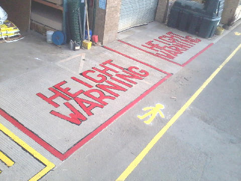 Height warning markings, loading bay