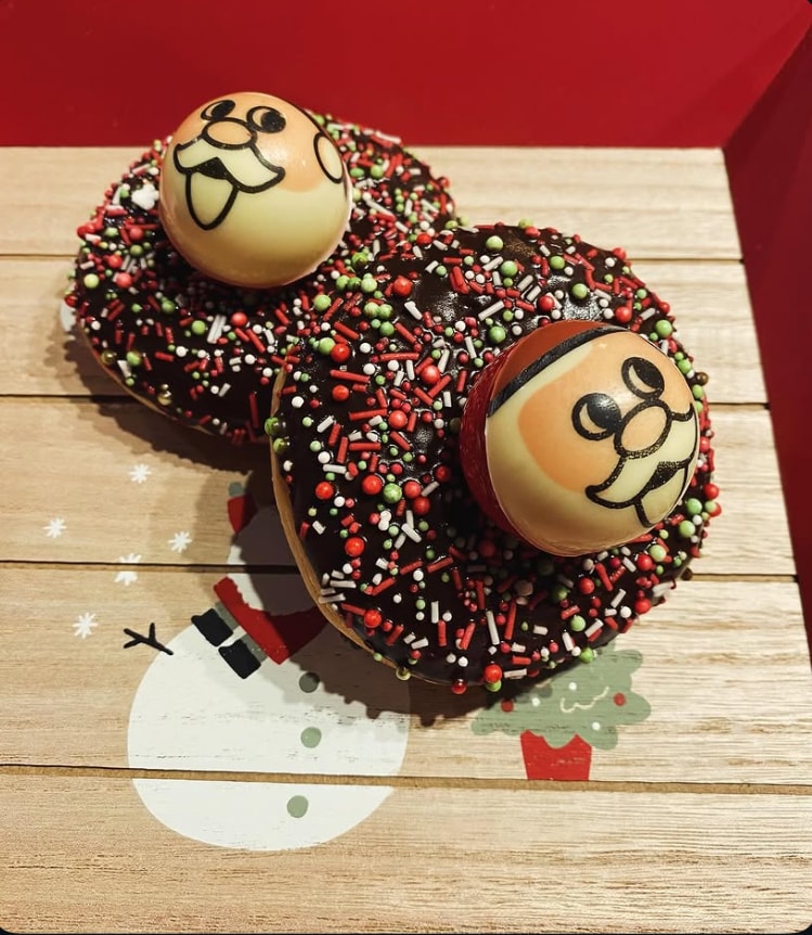 Kerst donuts met feestelijke decoratie en sprinkles