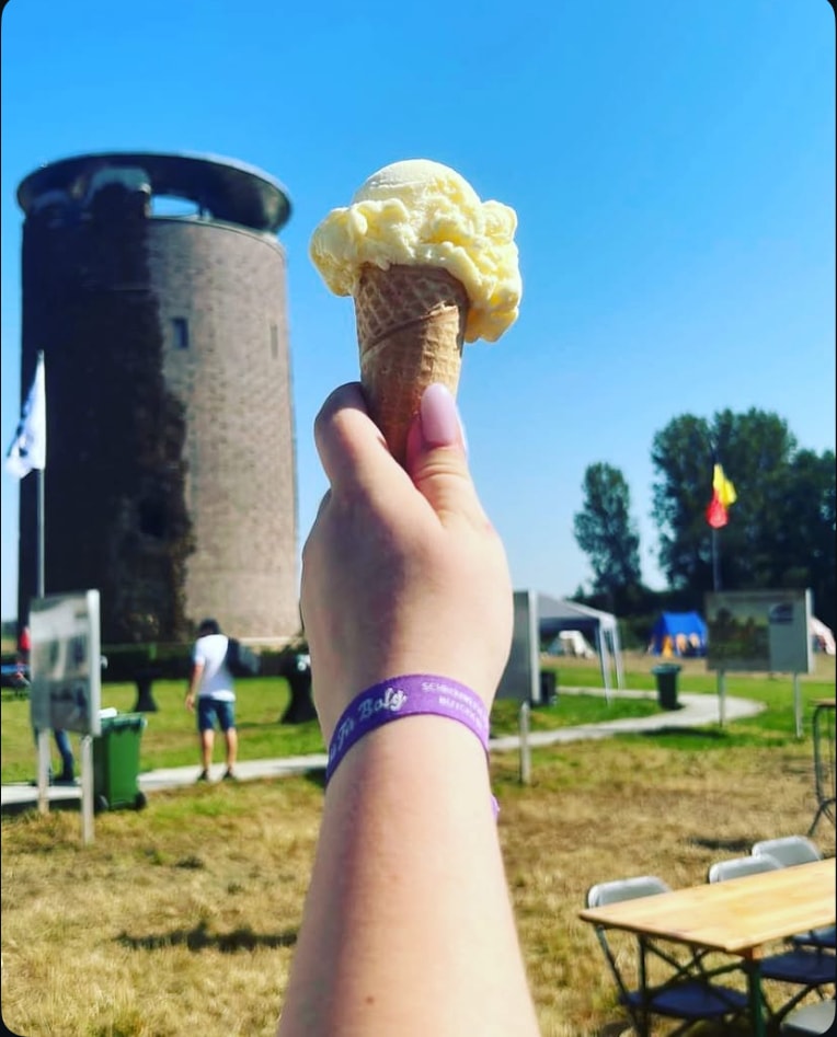 Vanille roomijs op hoorntje — genieten op een zomers festival