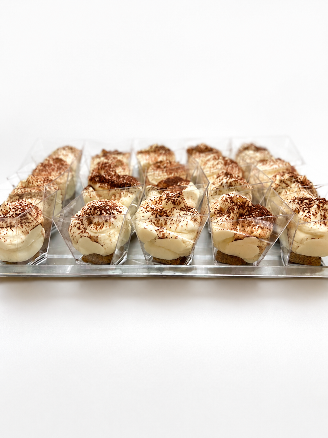 Tiramisu cups vers klaargemaakt — zijde-zachte laagjes