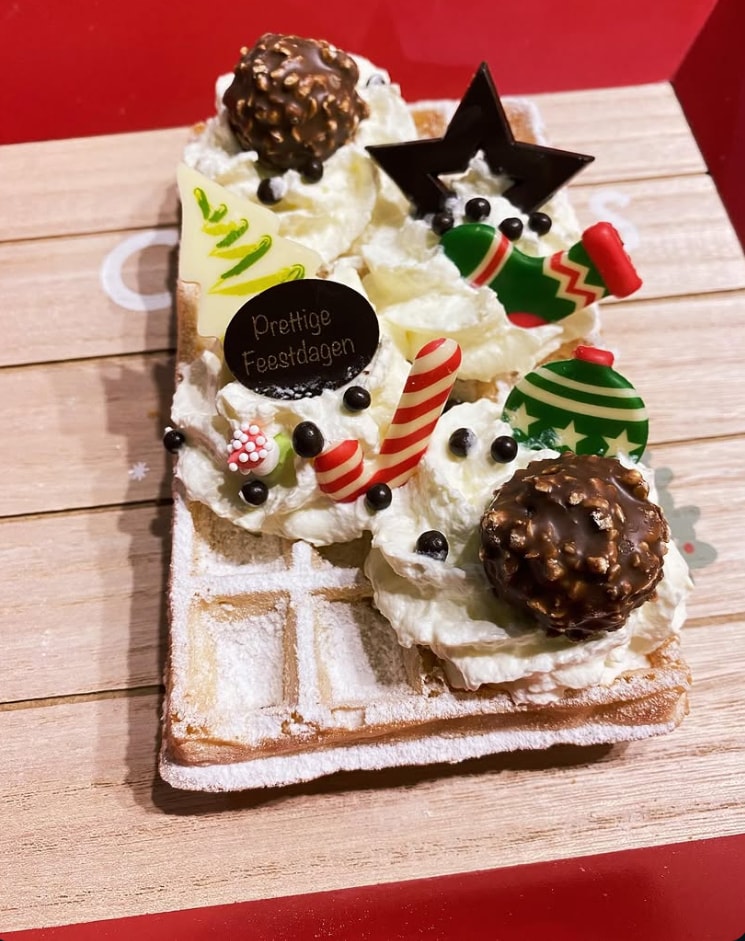 Brusselse wafel met slagroom en kerst decoratie — Prettige Feestdagen