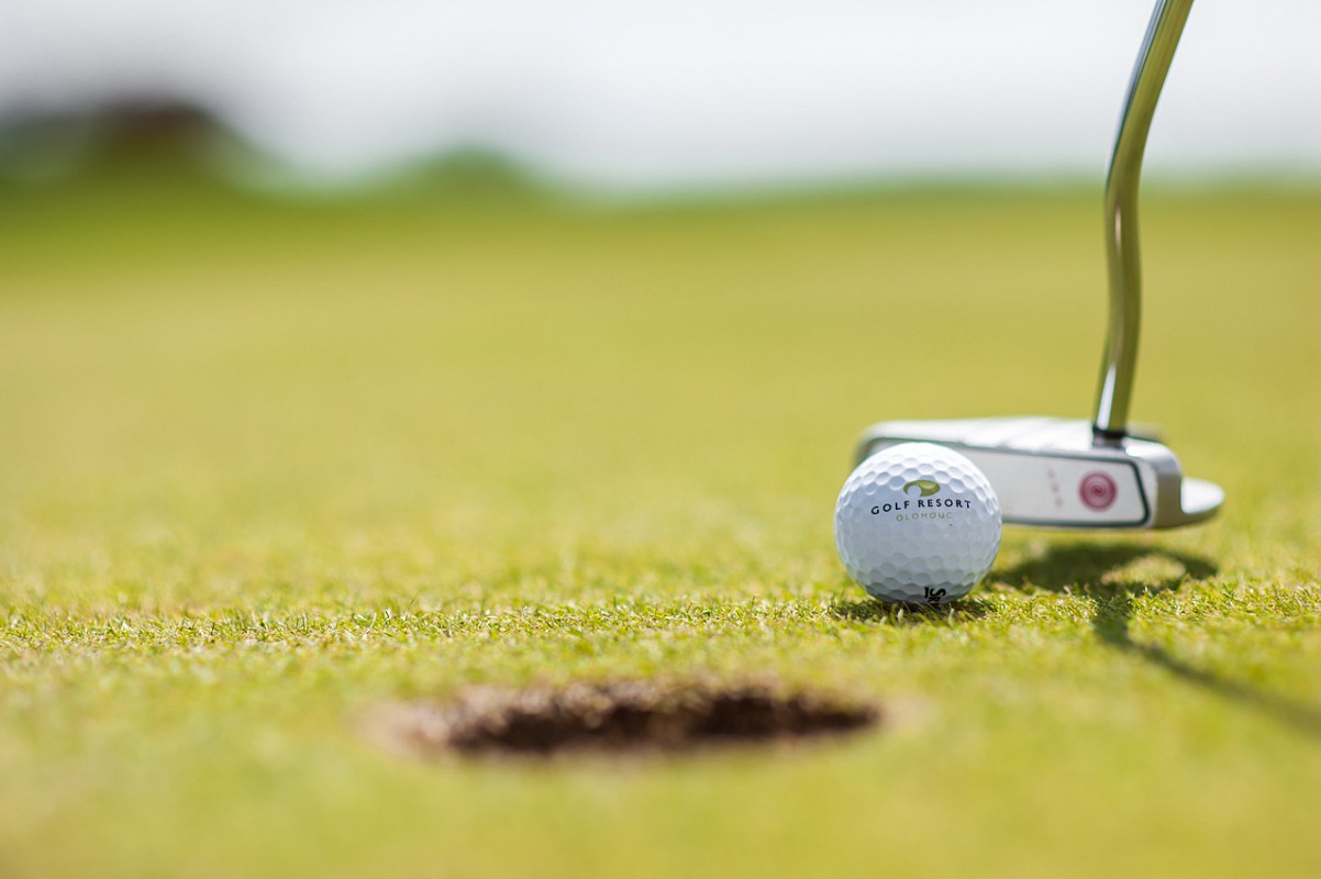 Golfový míček na greenu