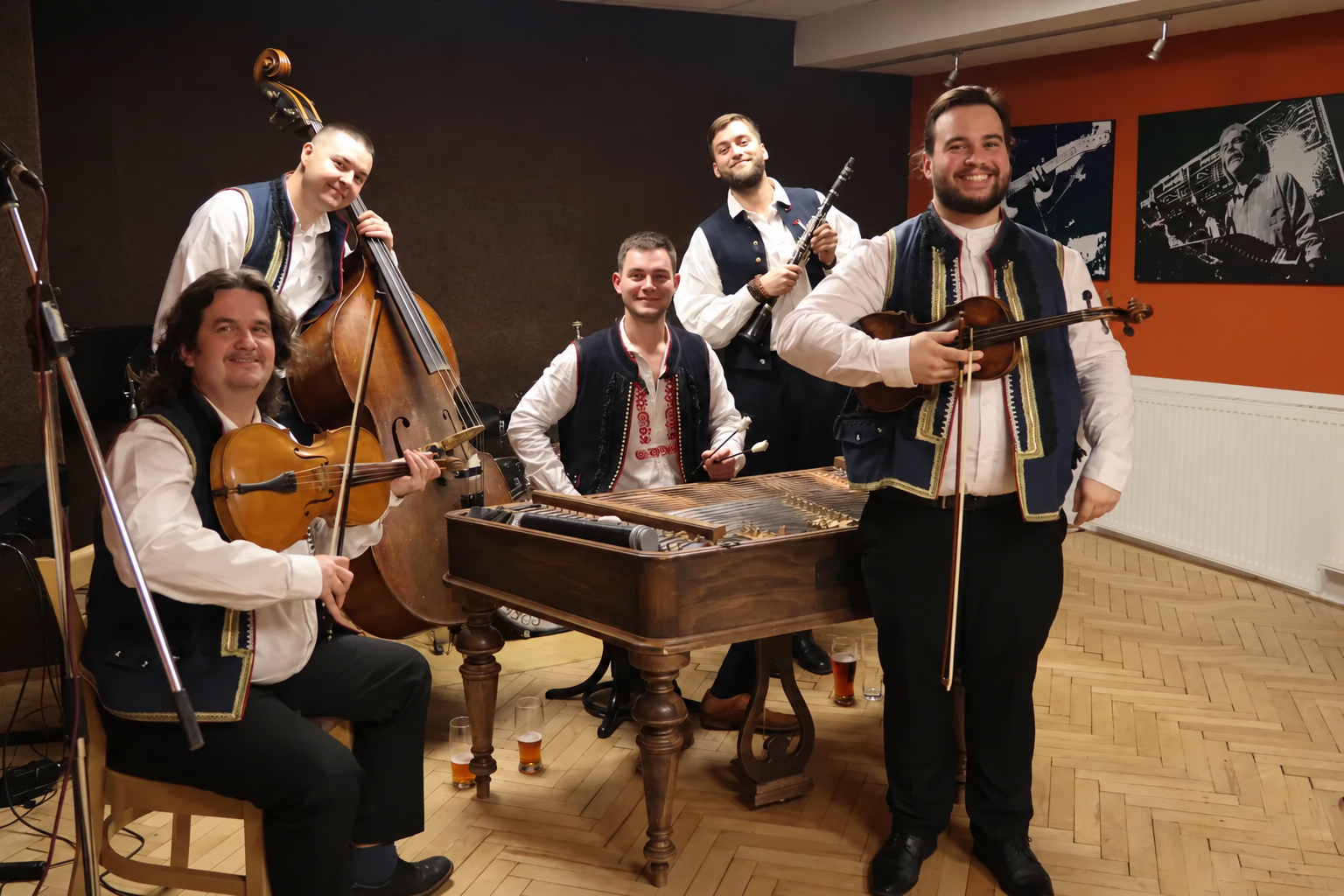 Cimbálová muzika Grunt – pět muzikantů při živém koncertu, Muzikantský ples Jistebník 2025