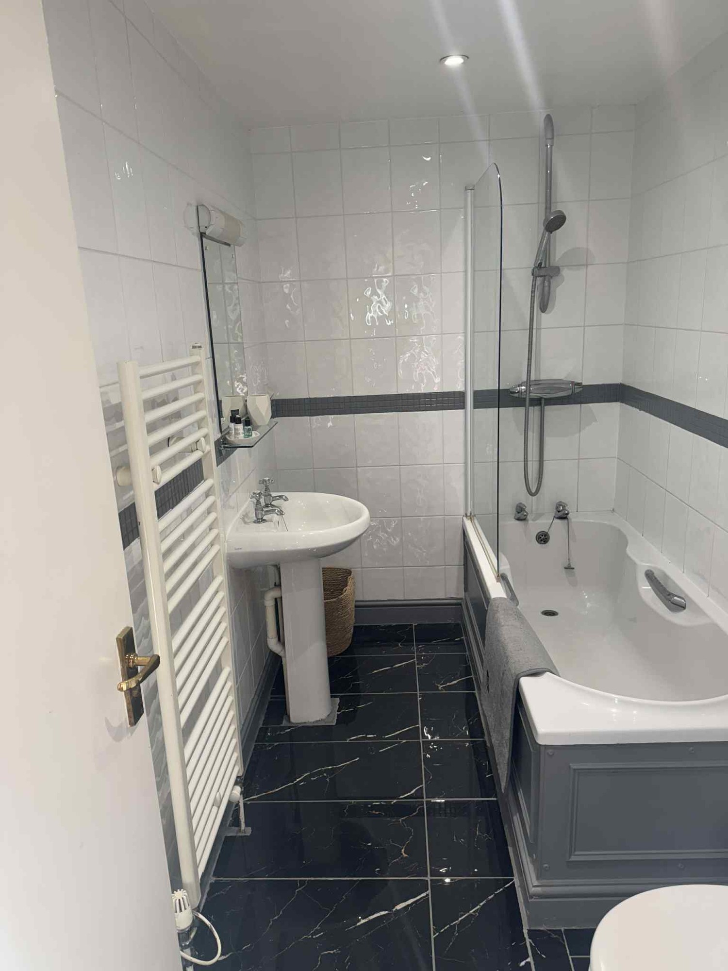 An en-suite shower room with bath at the Eel’s Foot Inn