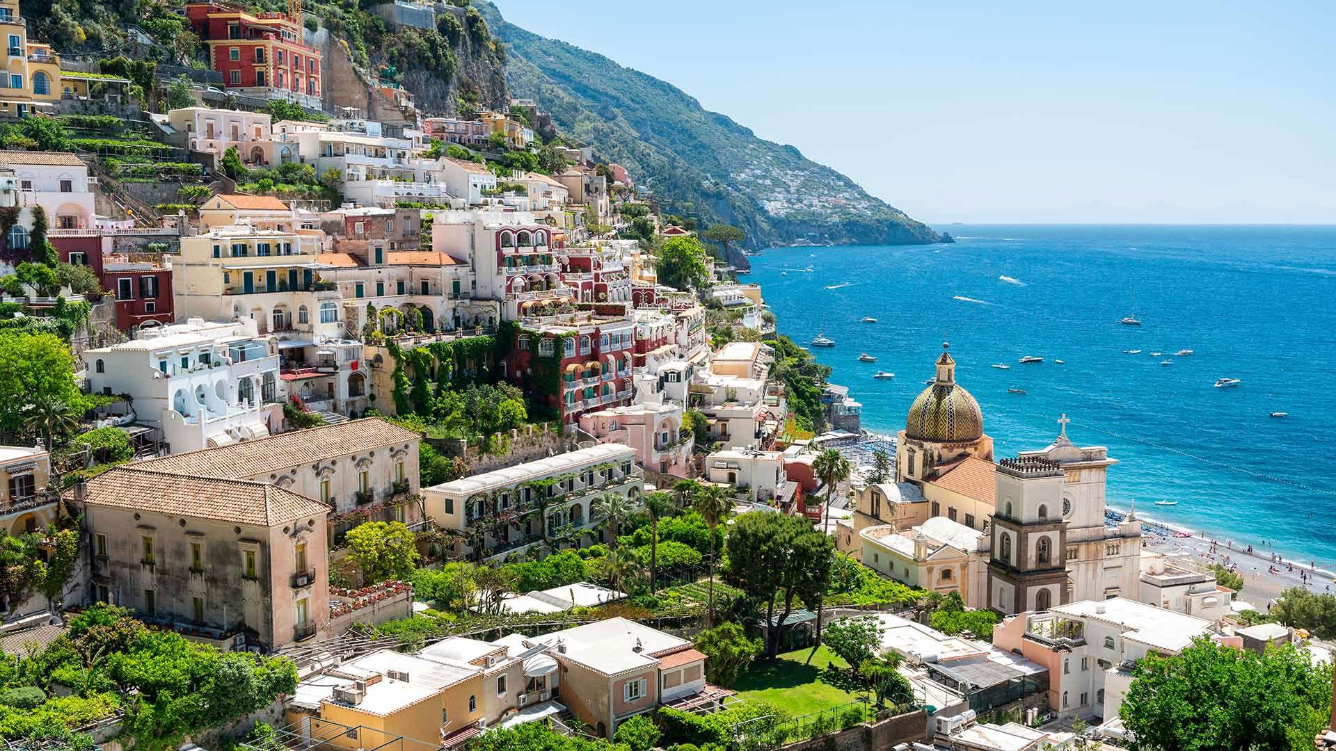 Positano s kopulí kostela nad mořem