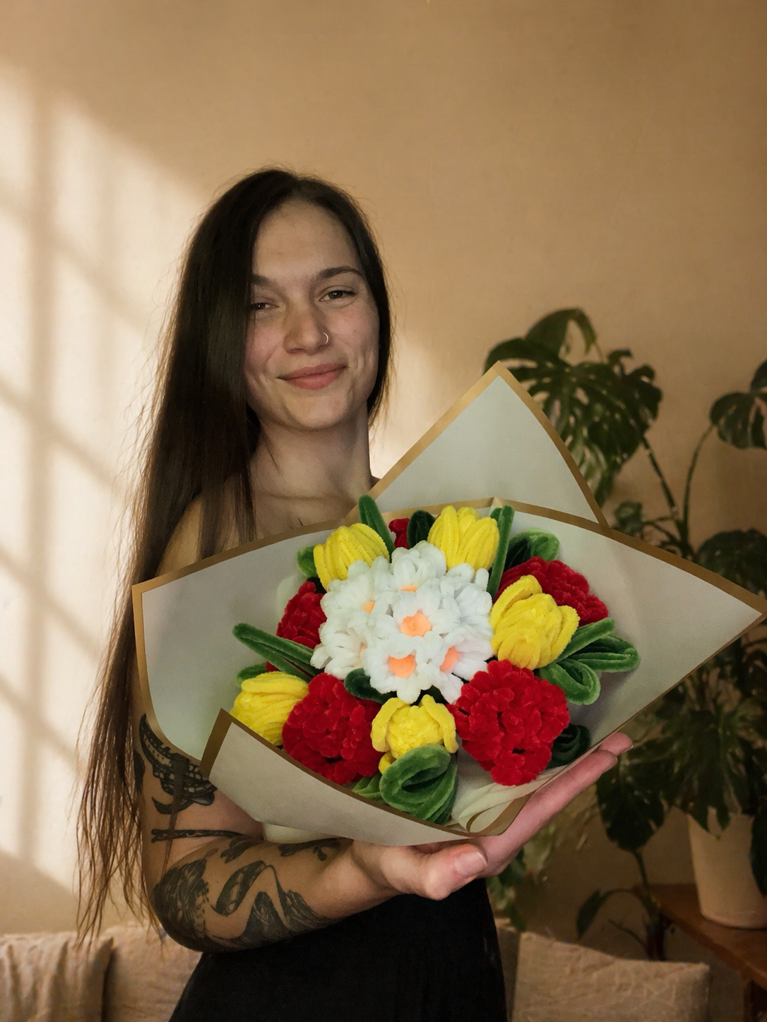 Tereza Krasinská s kyticí z chlupatých drátků