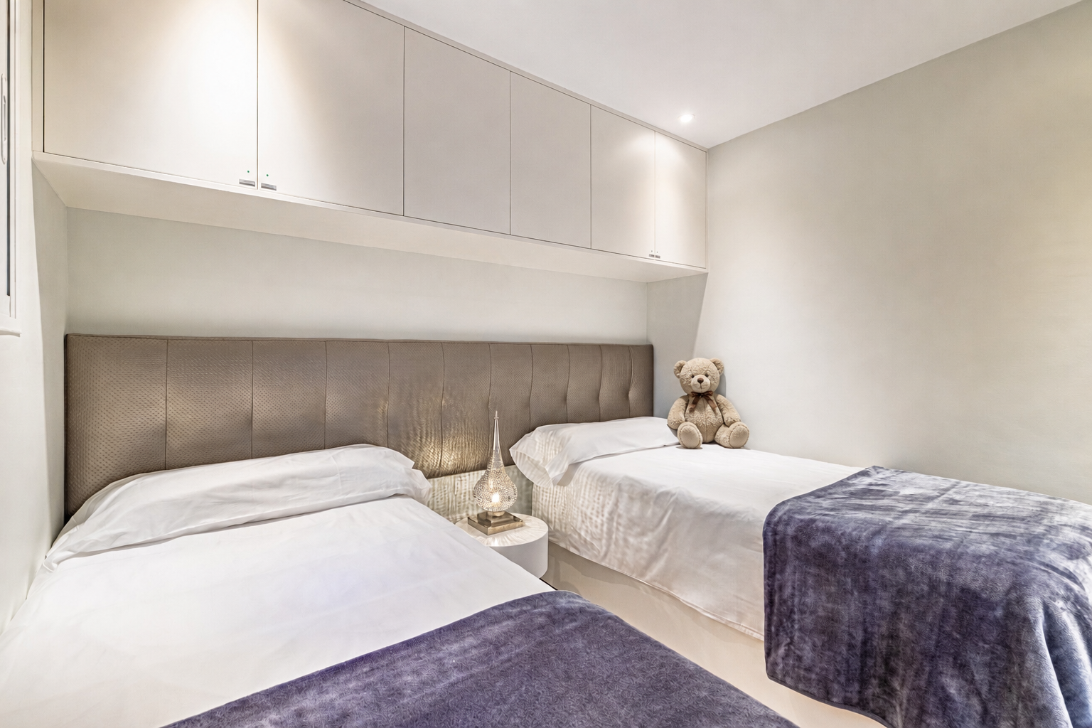 Third bedroom view with twin beds