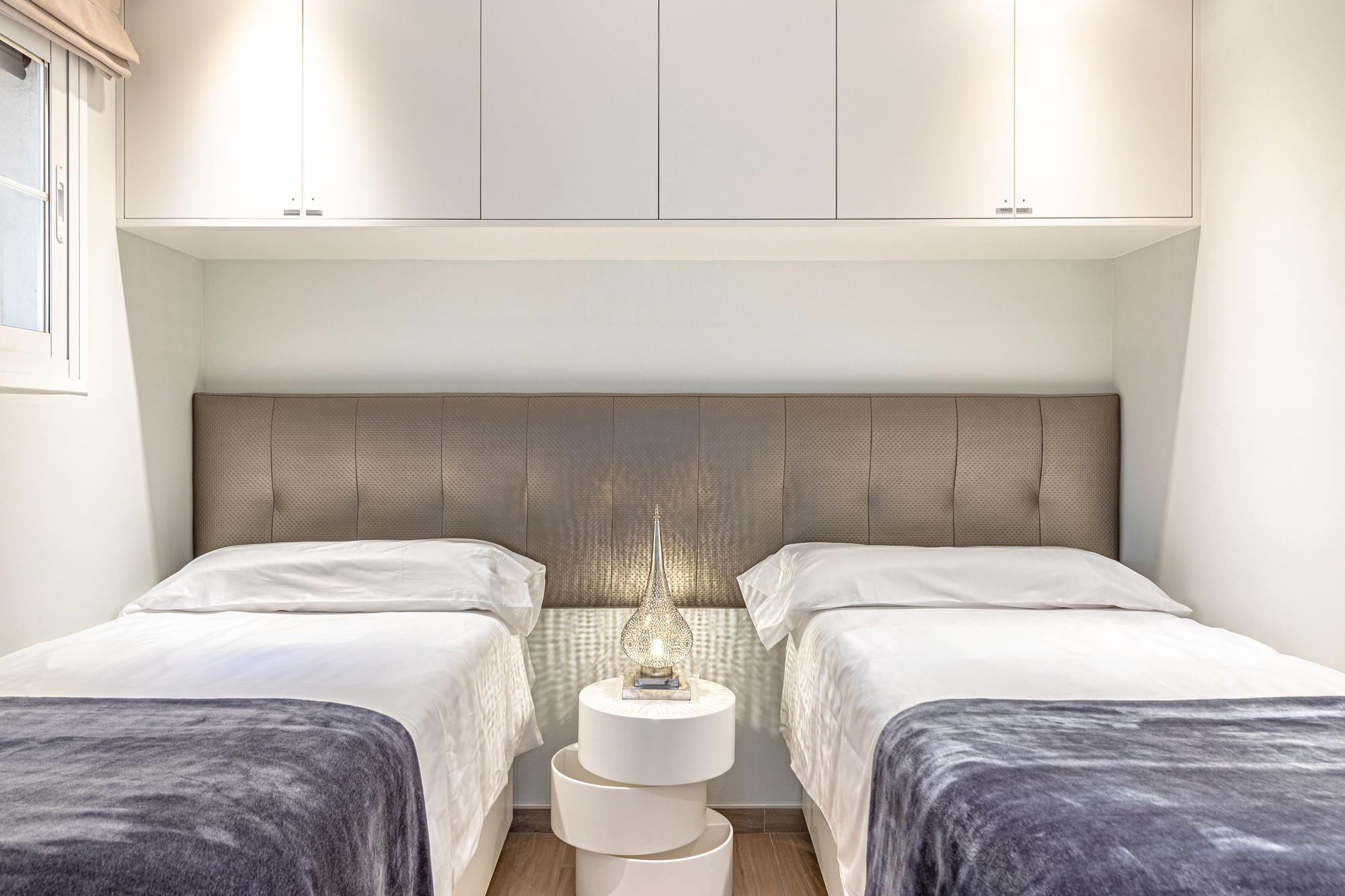 Twin bedroom with built-in wardrobes