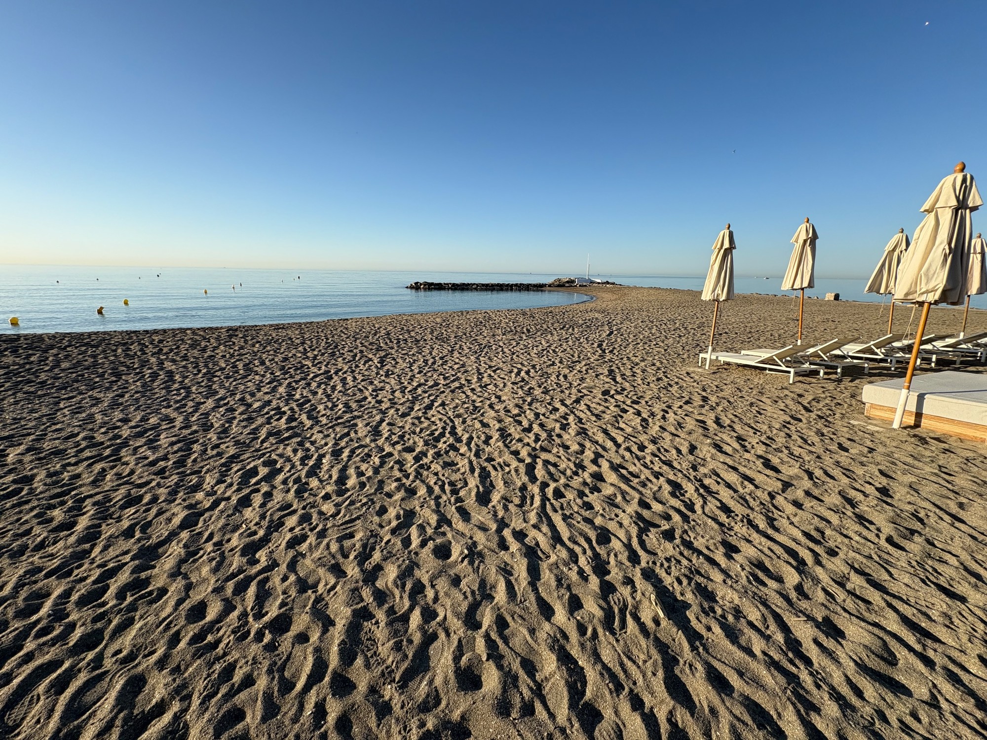 Quiet Golden Mile beach with sunbeds near Puente Romano