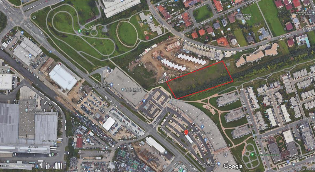 Letecký pohled na lokalitu Štěrboholy — širší kontext okolí pozemků
