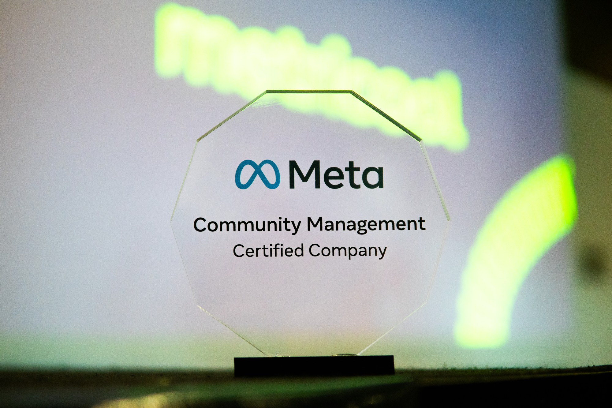 Meta Community Management Certified Company sign at a Metricool event