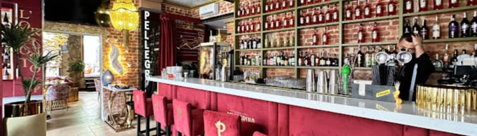 Барная стойка с бутылками и подсветкой