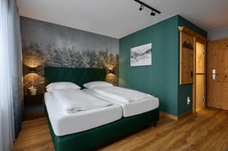 Weiteres Doppelzimmer mit Balkon und Sitzbereich