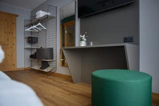 Schlafnische mit Holzmöbeln im Doppelzimmer mit Balkon