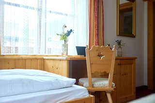 Schreibtisch am Fenster im Familienzimmer für 3 Personen