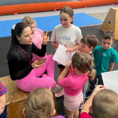 Ranní rozcvička s instruktory v kroužku