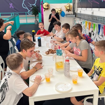 Svačinka u stolu – UMPARK logo v pozadí