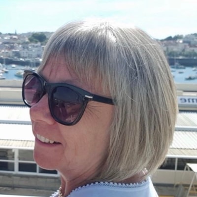 Pauline, founder of AllSeasonsCrafts