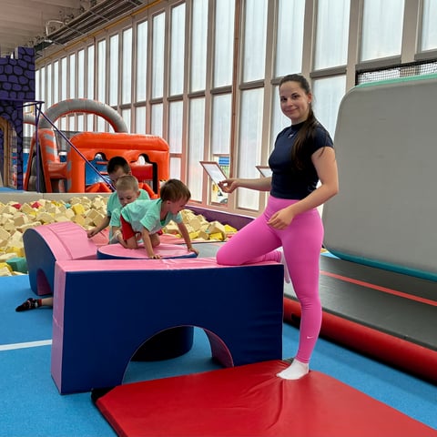 Trenérka s batolaty na pohybovém cvičení UMPARK