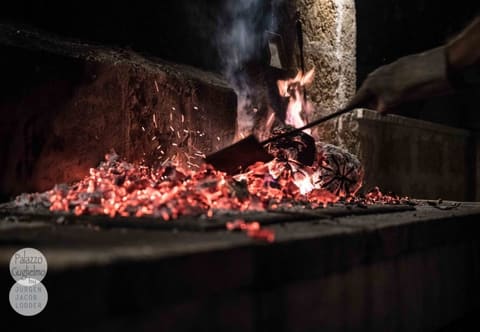 Barbecue e pizza in giardino, 1