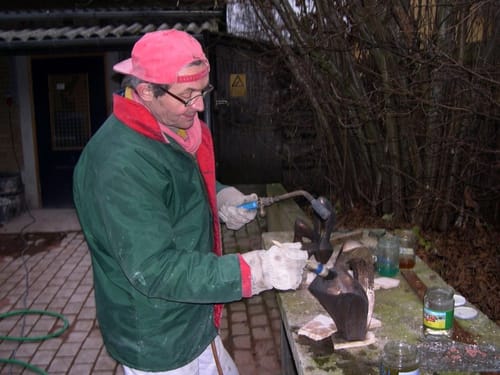 Skulpturen patineres med oxider for farve og dybde