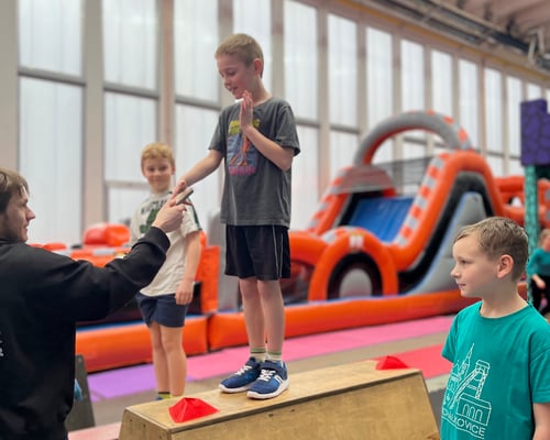 Parkour trénink – skok přes bednu s instruktorem