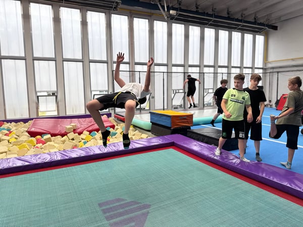 Triky na trampolíně