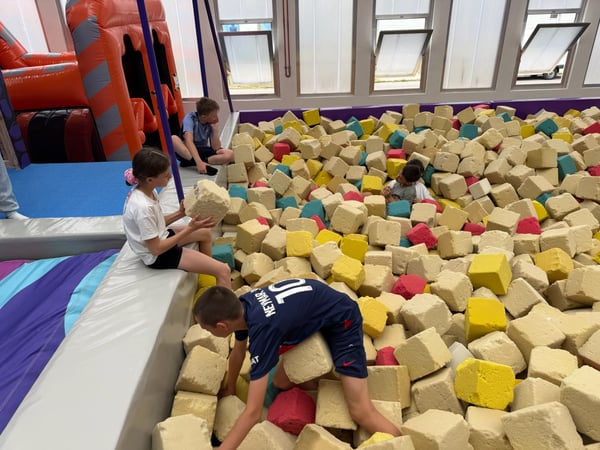 Děti na oslavě – foam pit