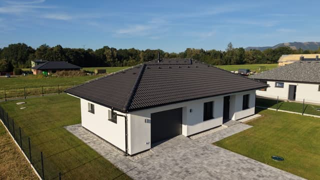 Dům s garáží a zpevněnou plochou z dronu