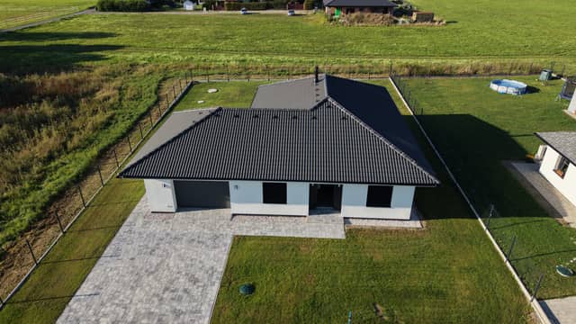 Detailní letecký pohled na střechu domu