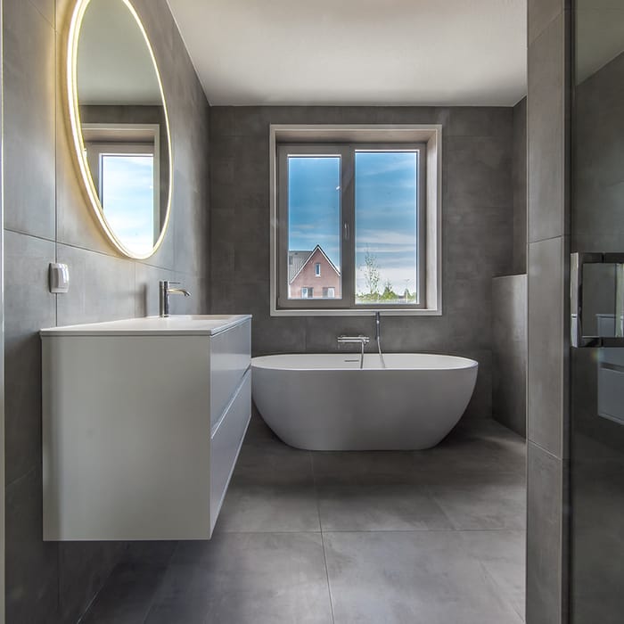 Badkamer renovatie Pijnacker — nieuwe tegels, sanitair en waterdichte afwerking