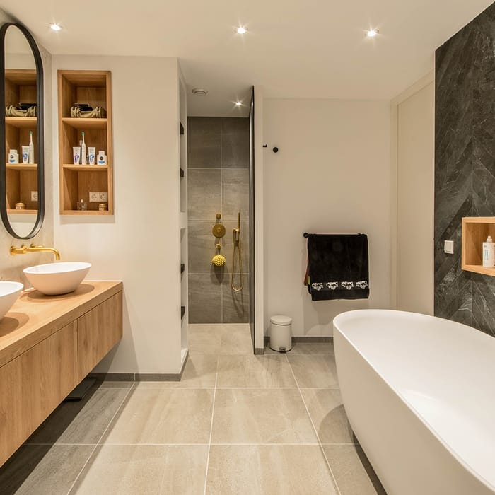 Moderne badkamer Haaglanden — maatwerk betegeling en inbouw verlichting