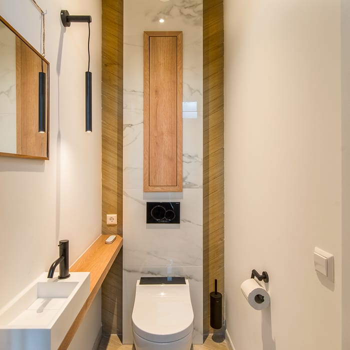 Badkamer installateur Haaglanden — inloopdouche en zwevend toilet geplaatst