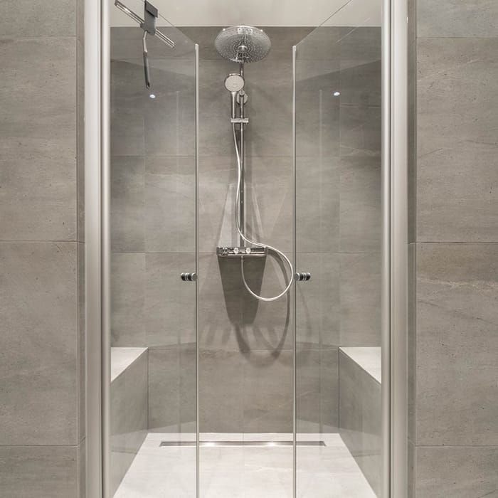 Badkamer verbouwen Den Haag — nieuwe douche, wastafel en toilet installatie