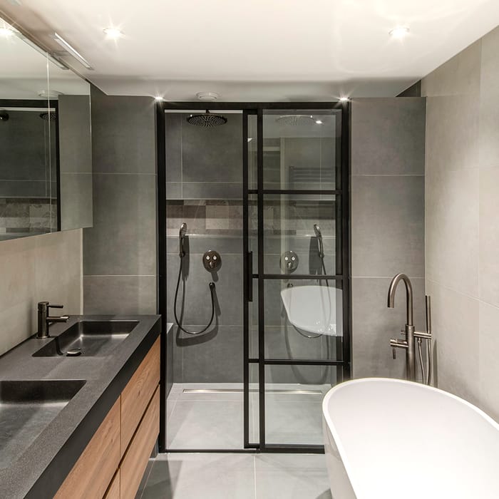 Complete badkamer renovatie Zoetermeer — moderne inloopdouche met grote tegels