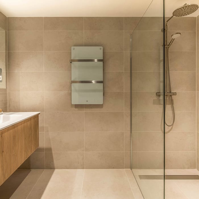 Badkamer renovatie Delft — tegelen vloer en wanden inclusief drainage