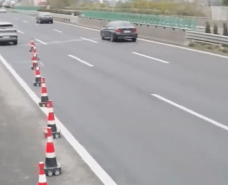 Gezien in China :: Zelfrijdende verkeerskegels