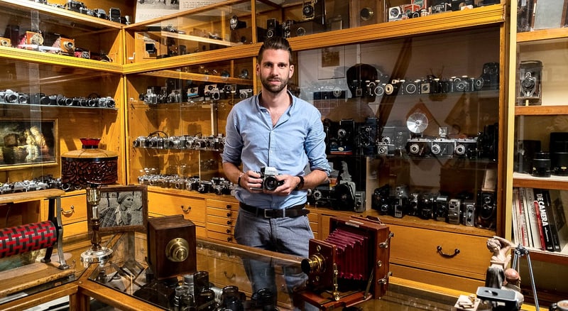 Waarom het ‘klikt’ tussen deze analoge fotografica-ondernemer en zijn marketingpartner: “Jongeren vinden het geweldig om ergens een sticker met ‘I love Oldcam’ op te kunnen kleven”