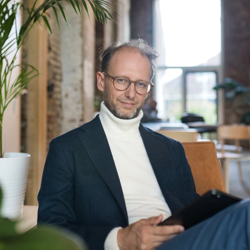 Waarom zovelen leeglopen in een tijd vol kansen. We hebben alles, behalve drive. Purpose vinden is dé intrinsieke motivatie voor groei en welvaart.”