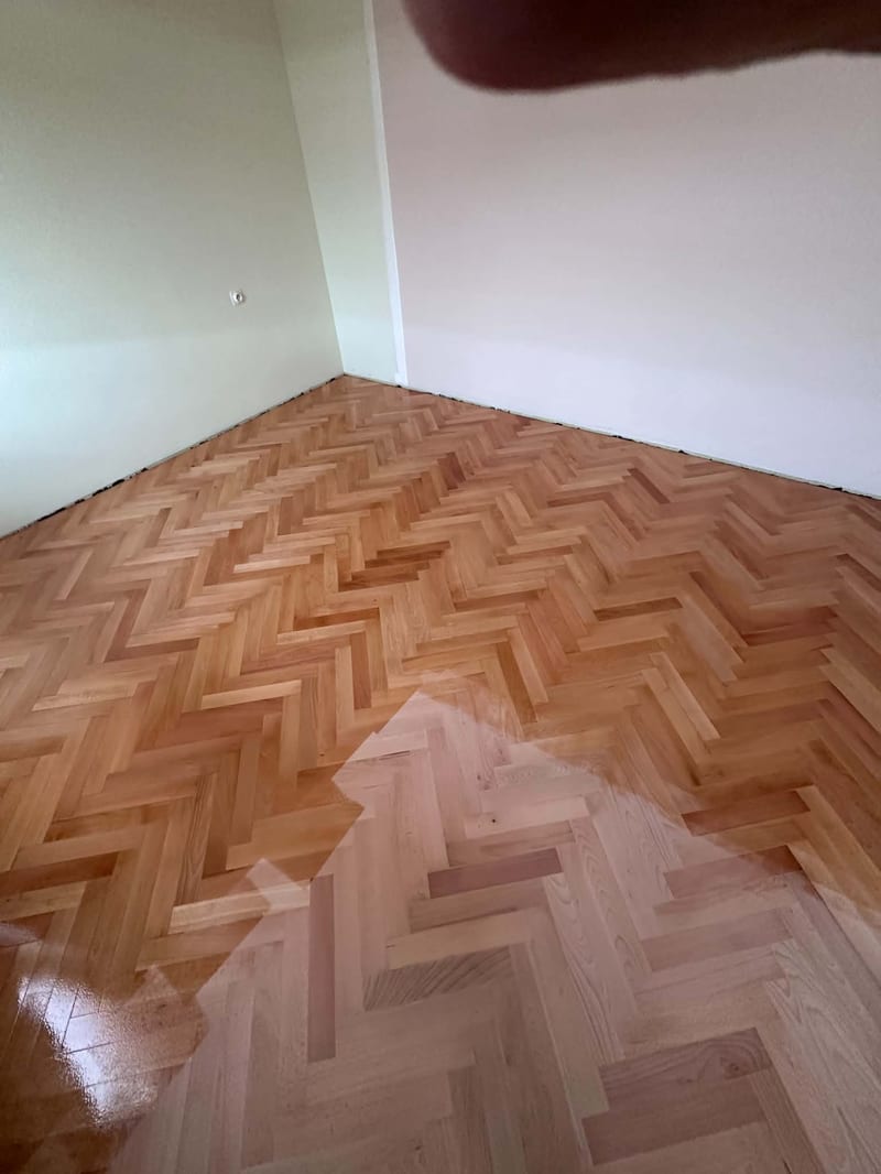 Broušení a lakování rybinového parketu - dřevěné parkety v Miroslav - Větrná 46