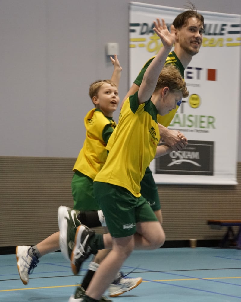 CKV KOAG korfbalspelers met Met Plaisier sponsor
