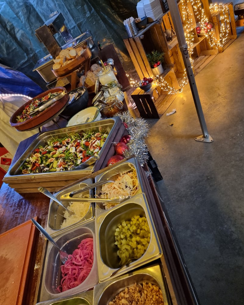 Elegant outdoor catering opstelling met hapjes en sfeerverlichting