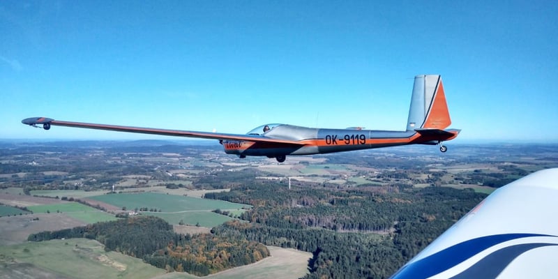 L-13 SE Vivat motorový kluzák ve vzduchu