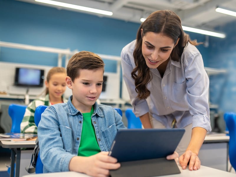 Alumnado trabajando con cámaras en un taller escolar
