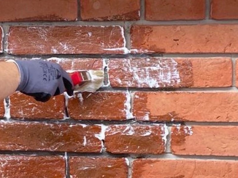 Hydrofuge aanbrengen op bakstenen gevel met kwast