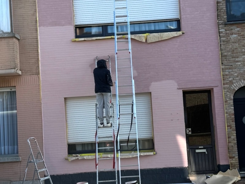 Vakman aan het werk — kaleieren van gevel in Blankenberge