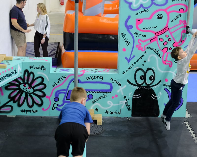 Teenageři na parkourové stěně a trampolínách v UMPARK Ostrava – adrenalin a freestyle