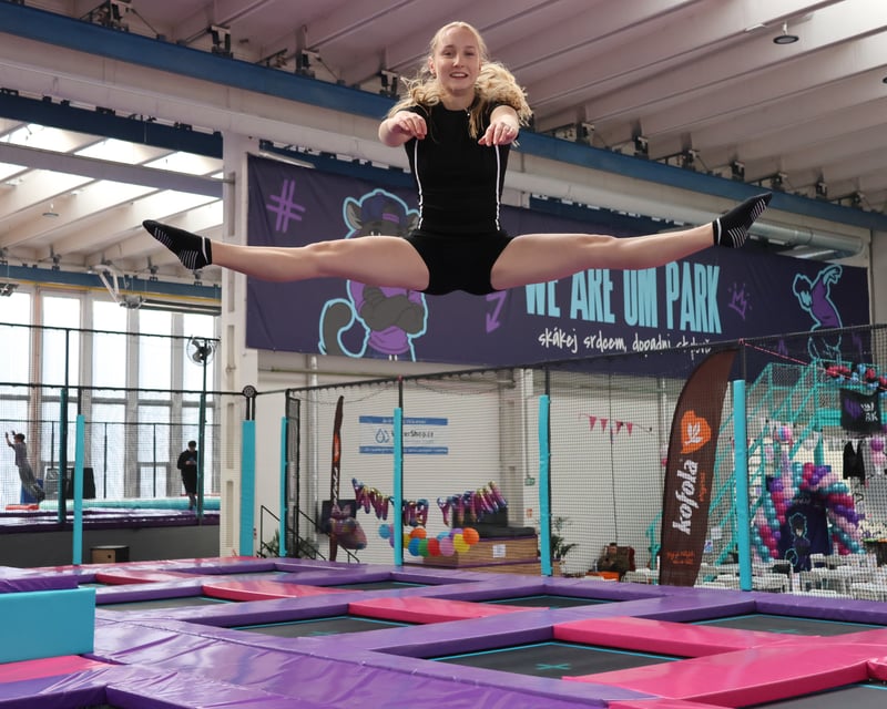 Sportovci trénují akrobacii a trampolíny v UMPARK Ostrava – výkonnostní kroužky a tréninky