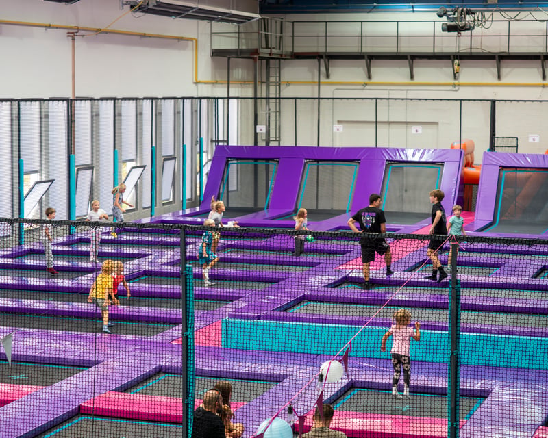 Děti skákají na trampolínách v UMPARK Ostrava – zábava pro děti od 4 let