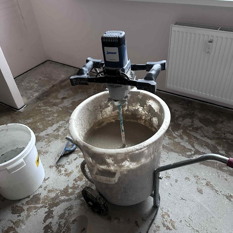 Míchání samonivelační stěrky profesionální technikou